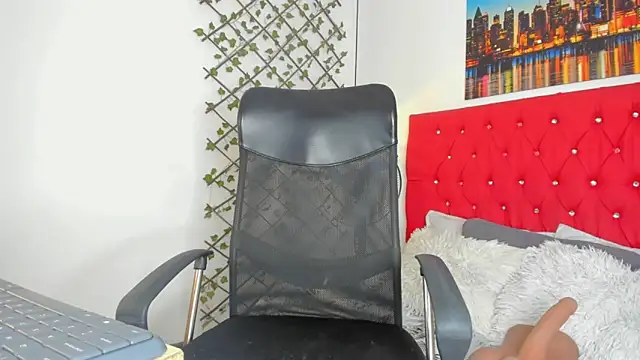 Snapshot of emily__dee chatting on April 21, 2026, 1:07 pm emily dee online show from April 21, 2026, 1:07 pm
