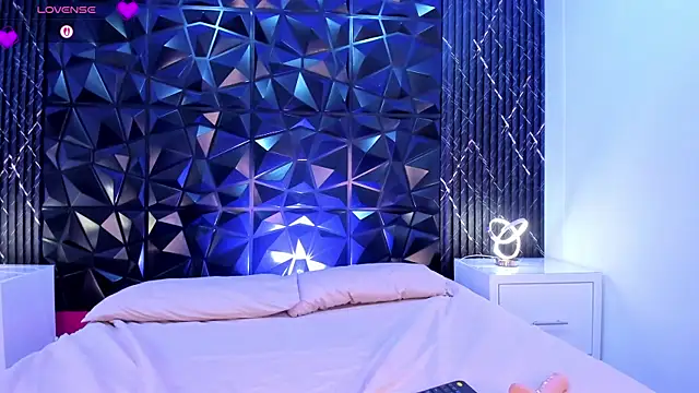 TifannySommers online show from April 18, 2026, 7:58 pm