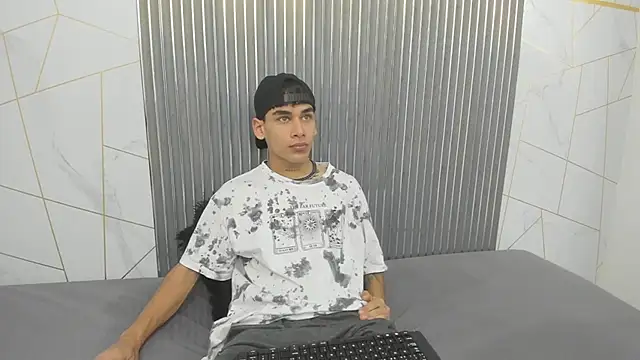 Kitsune 44 online show from April 6, 2026, 7:26 pm