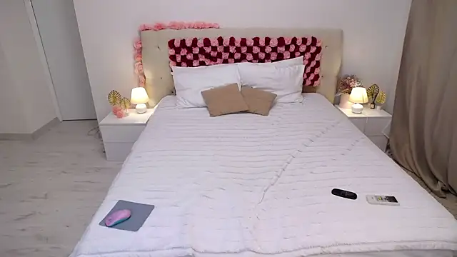 AriannaCruise online show from April 16, 2026, 6:08 pm