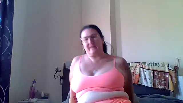 Snapshot of Flirty_Siennax chatting on June 15, 2026, 8:25 am Flirty Siennax online show from June 15, 2026, 8:25 am