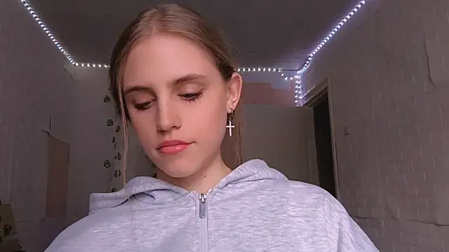 EveCoutch online show from March 30, 2026, 12:06 pm