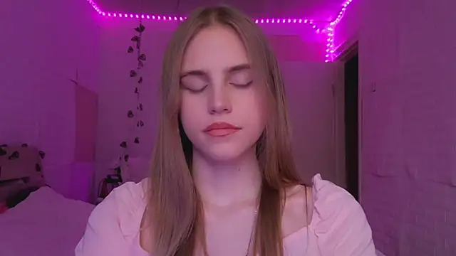 EveCoutch online show from April 10, 2026, 1:18 pm