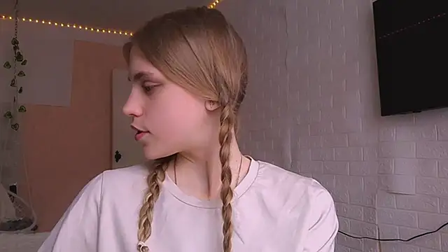 EveCoutch online show from April 17, 2026, 11:35 am