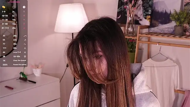 CherlyGuss online show from April 15, 2026, 3:23 am