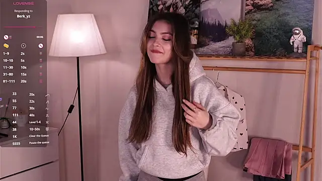 CherlyGuss online show from April 18, 2026, 3:31 am