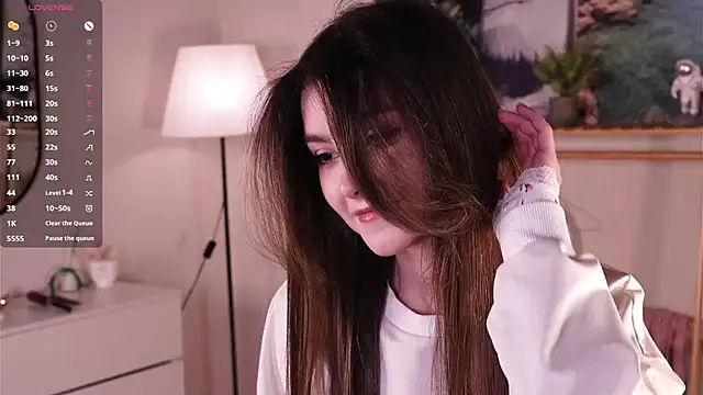 CherlyGuss online show from April 17, 2026, 3:31 am