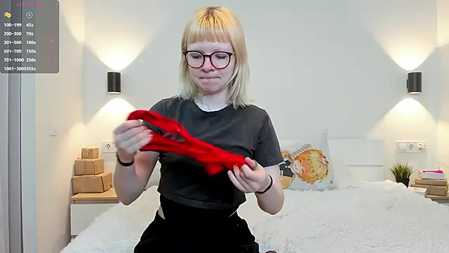 EIanorPuglia online show from April 11, 2026, 4:31 am