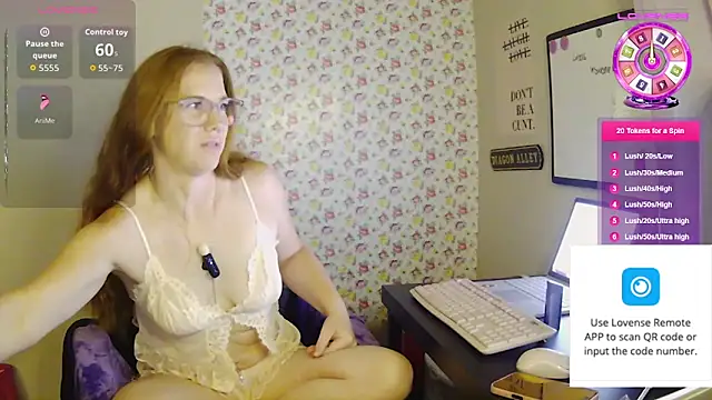Snapshot of RoxyRedXO12 chatting on June 7, 2026, 5:23 am RoxyRedXO12 online show from June 7, 2026, 5:23 am