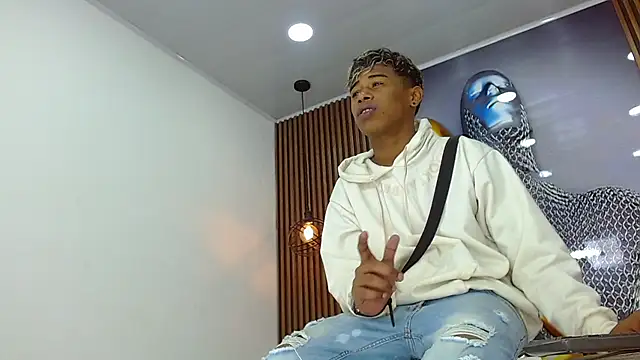 LuckyBluex online show from April 13, 2026, 12:09 pm