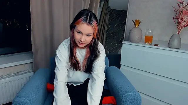 EnolaNewand online show from April 14, 2026, 7:08 pm