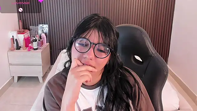 MILLYEVANS1 online show from July 28, 2026, 12:48 pm