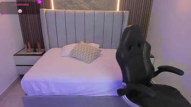 MILLYEVANS1 online show from April 17, 2026, 12:02 am