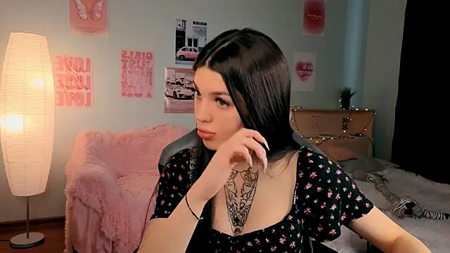 molly rettyy online show from April 17, 2026, 4:37 am