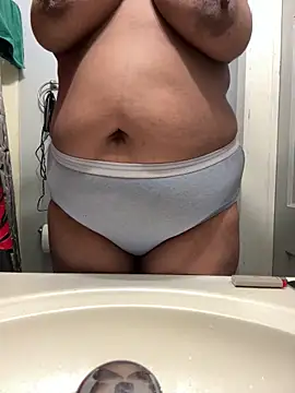 Sweetie8582 online show from April 22, 2026, 7:04 am