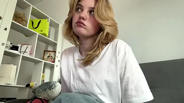 Delia cute online show from April 4, 2026, 12:45 pm