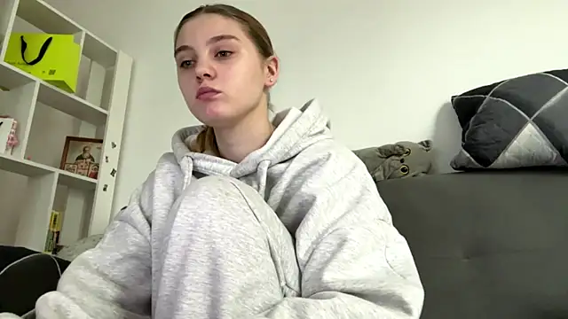 Delia cute online show from April 11, 2026, 12:20 pm