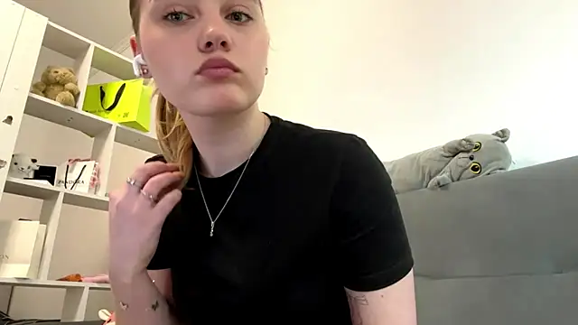 Delia cute online show from April 12, 2026, 12:08 pm