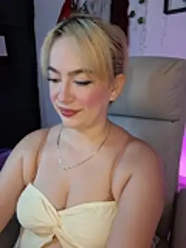 Snapshot of Carolina_2403 chatting on July 11, 2026, 10:54 pm Carolina 2403 online show from July 11, 2026, 10:54 pm