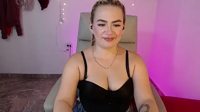 Snapshot of Carolina_2403 chatting on June 25, 2026, 9:31 pm Carolina 2403 online show from June 25, 2026, 9:31 pm