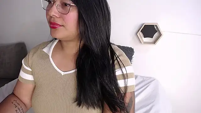 cataleyarosellee online show from April 21, 2026, 6:14 pm