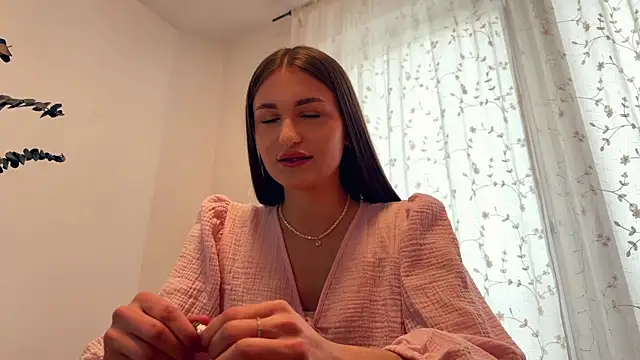 HallieHollo online show from April 1, 2026, 12:06 pm