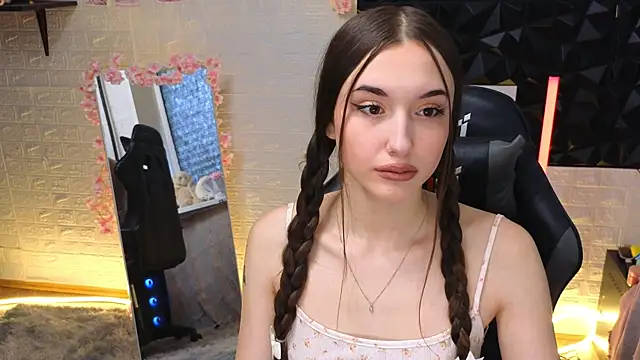 belle cute online show from April 13, 2026, 2:37 am