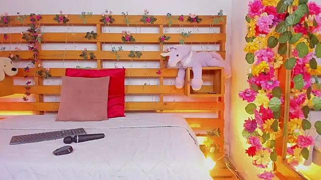 Snapshot of TaraEvanns chatting on May 28, 2026, 1:50 pm TaraEvanns online show from May 28, 2026, 1:50 pm