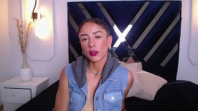 Skylee and Violet online show from April 9, 2026, 8:04 pm