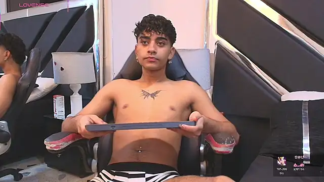 MiikeOthon online show from April 4, 2026, 4:19 am