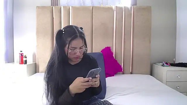 Snapshot of roxxyblack01 chatting on May 24, 2026, 11:37 pm roxxyblack01 online show from May 24, 2026, 11:37 pm