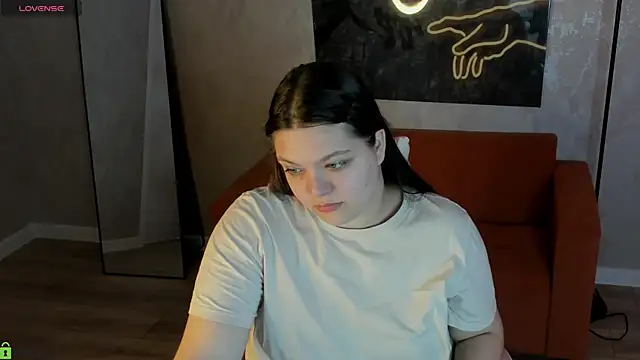 Evelyne Loo online show from April 27, 2026, 1:14 am