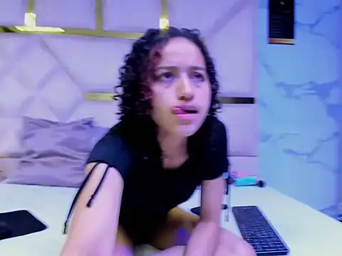 AntonelaBlaze online show from April 16, 2026, 3:51 am