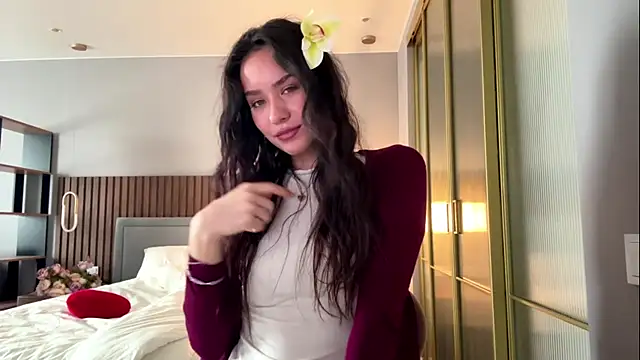 MinnaWatwood online show from April 13, 2026, 6:06 am