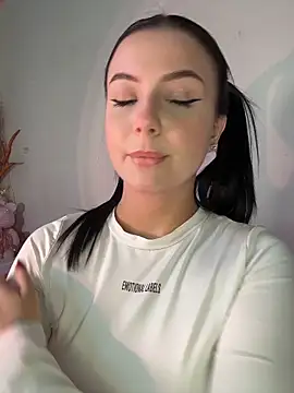 L0LA XO online show from April 10, 2026, 11:17 am