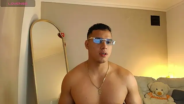 Maxi and Ares online show from April 5, 2026, 7:09 pm