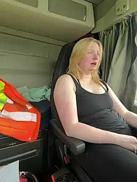 TruckerBabeLeenchen online show from April 13, 2026, 9:35 am