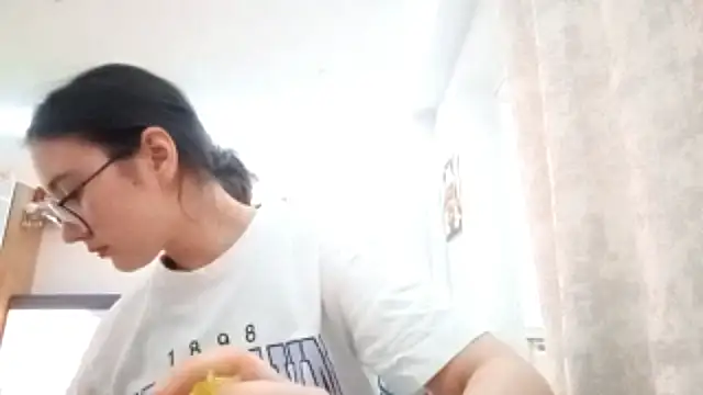 LezlieEllegood online show from April 4, 2026, 2:23 pm