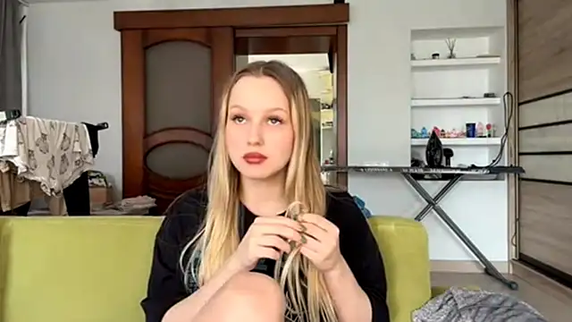 ElvieTribou online show from April 13, 2026, 8:07 am