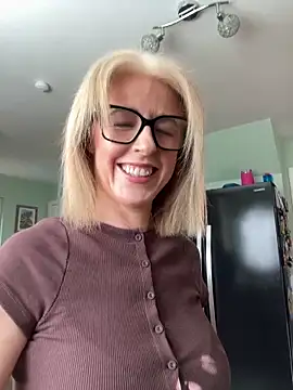 Laylaskyexx online show from April 13, 2026, 9:46 am