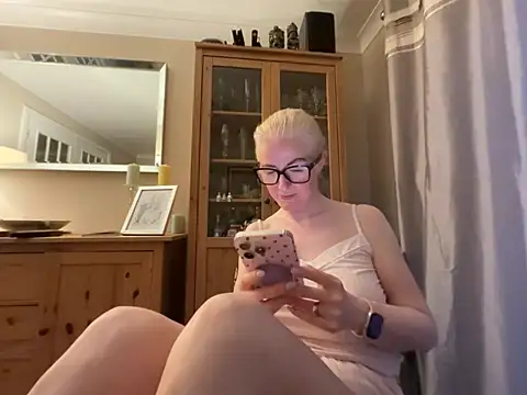 Snapshot of Laylaskyexx chatting on June 9, 2026, 9:27 pm Laylaskyexx online show from June 9, 2026, 9:27 pm