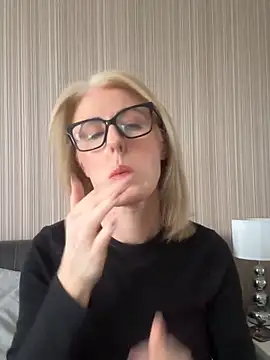 Laylaskyexx online show from April 18, 2026, 8:16 am