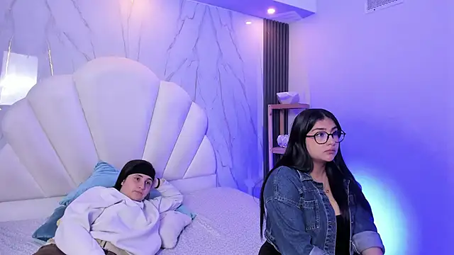 Elisa n Emma online show from April 11, 2026, 8:12 pm