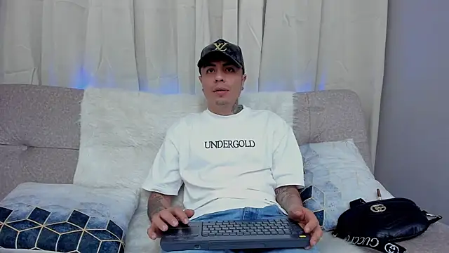 Charlie Foxie online show from April 6, 2026, 6:53 pm