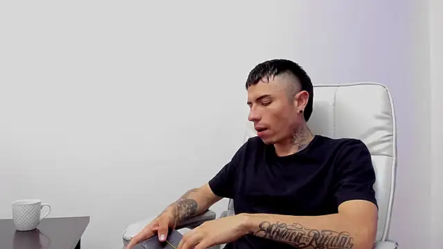 Charlie Foxie online show from April 18, 2026, 3:20 am