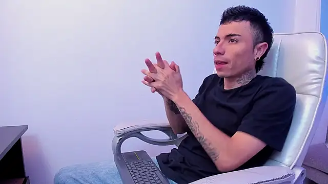 Charlie Foxie online show from April 14, 2026, 2:16 am