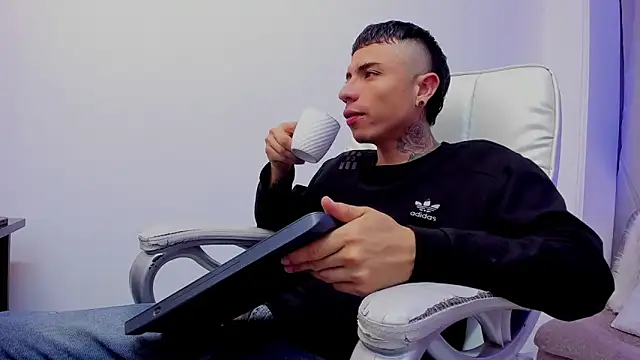 Charlie Foxie online show from April 15, 2026, 1:55 am