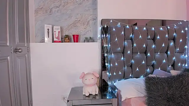 Kendall Rous  online show from April 14, 2026, 1:38 pm