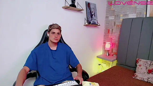 flaquito    online show from April 5, 2026, 8:37 pm