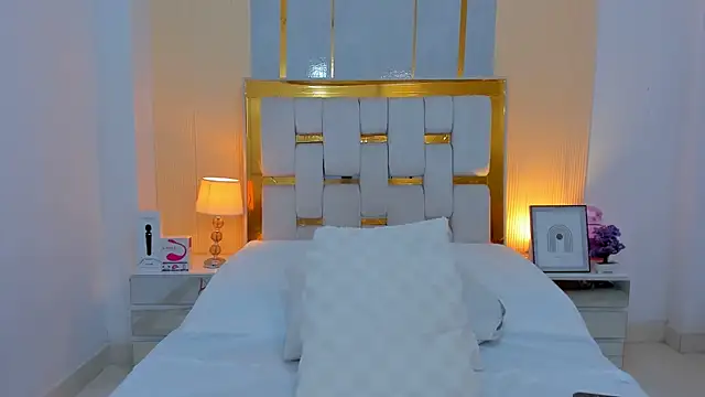 Alara Keyy online show from April 18, 2026, 9:04 pm